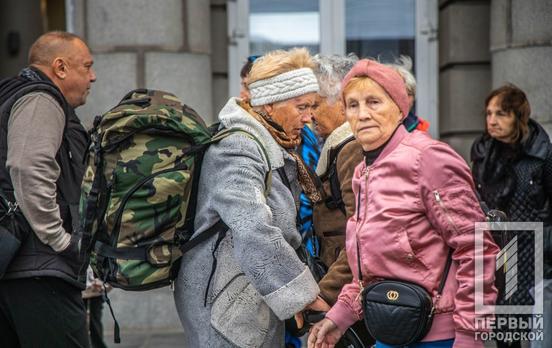 У західну частину держави евакуювали понад 200 людей похилого віку з Дніпропетровщини