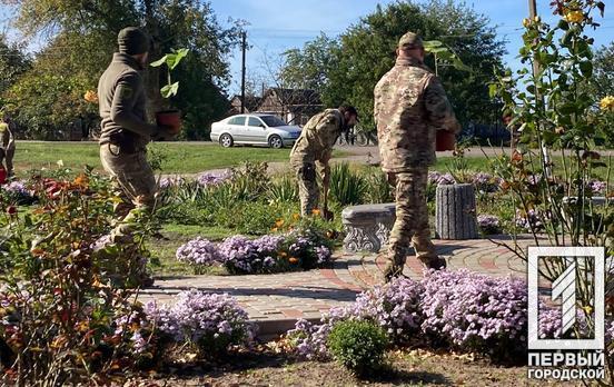 Добровольці з батальйону «Арей» криворізької 129 бригади тероборони висадили дерева у Кочубеївці напередодні Дня захисників та захисниць