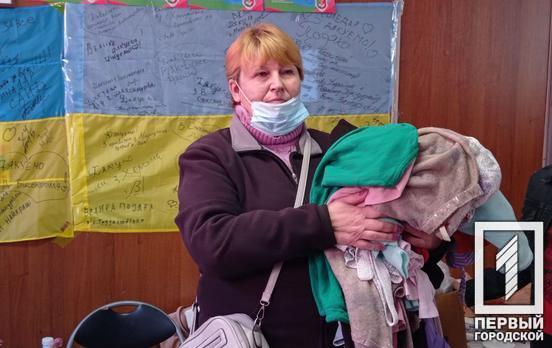 Благотворительный фонд из Кривого Рога выдает вынужденным переселенцам теплую одежду, а также собирает средства на закупку автомобилей для военных