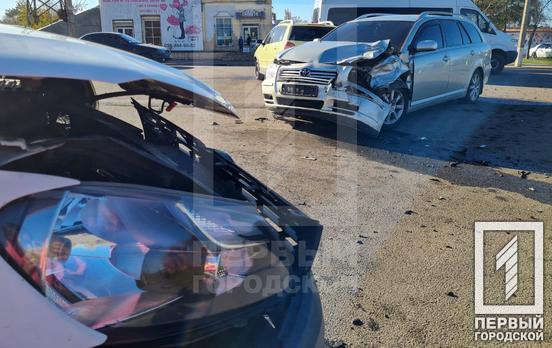 Тройное столкновение: днем ​​в Кривом Роге не поделили перекресток два Volkswagen и Toyota, пострадал один из вождей