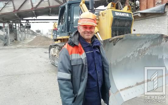 «Я просто виконував свою роботу»: бульдозерист Олександр Школяренко розповів про ліквідацію ракетної атаки на Карачунівську дамбу