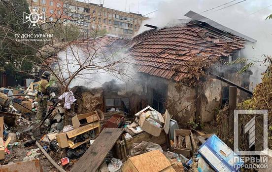 Приблизно півтори години рятувальники Кривого Рогу гасили полум’я, що охопило приватний будинок