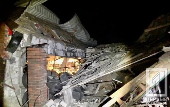 В Никополе под вражеский обстрел этой ночью попал мирный житель, повреждена гражданская инфраструктура
