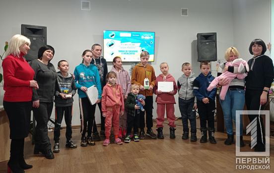 За средства, собранные на выставке работ детей из Кривого Рога в Эстонии, приобрели планшеты и павербанки переселенцам из Херсона