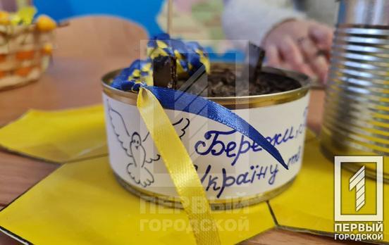 Гімназія Кривого Рогу виробила вже близько 500 окопних свічок для захисників України