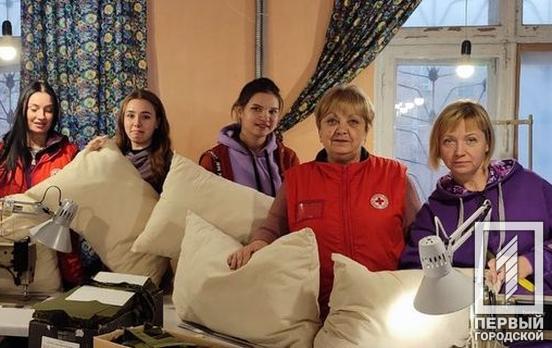 Волонтеры Красного Креста из Кривого Рога сшили сотню подушек для переселенцев