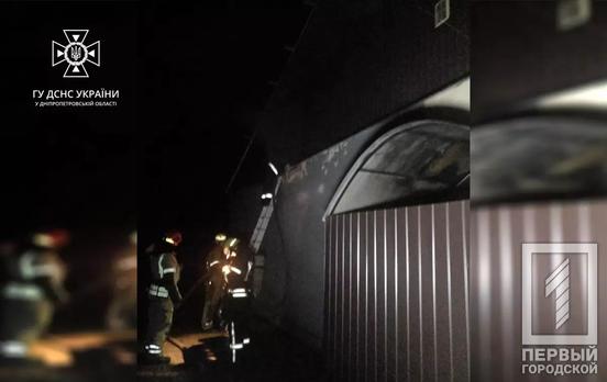 Ввечері у Саксаганському районі Кривого Рогу 15 рятувальників гасили палаючу лазню