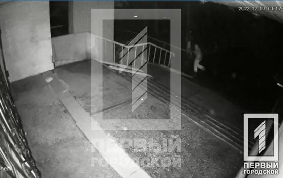 Ночью в Кривом Роге неизвестный бросил взрывное устройство на порог общежития