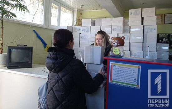 В течение трех дней в Кривом Роге Благотворительный фонд «Восточный-1» выдал 150 свертков с продуктами переселенцам и горожанам с маленькими детьми