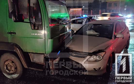 На Вечірньому бульварі у Кривому Розі зіткнулись легковик та вантажівка, постраждали двоє людей