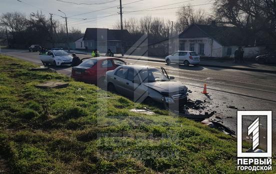 Занесло на путях: в Кривом Роге пострадали водители легковушек, которые столкнулись на улице Свято-Николаевской