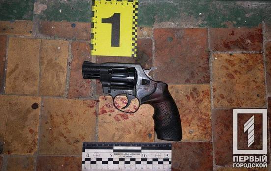 Поліцейські охорони Кривого Рогу затримали нетверезого чоловіка, який підстрелив іншого містянина з револьвера