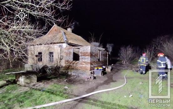 Чуть больше часа спасатели тушили пожар в частном доме в посёлке вблизи Кривого Рога