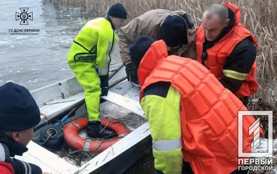 Чрезвычайники Кривого Рога спасли двух мужчин, которые решили порыбачить и упали в воду