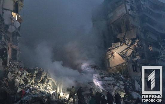 Терористичний удар по Дніпру: зруйновано два під’їзди багатоповерхівки, є жертви та постраждалі