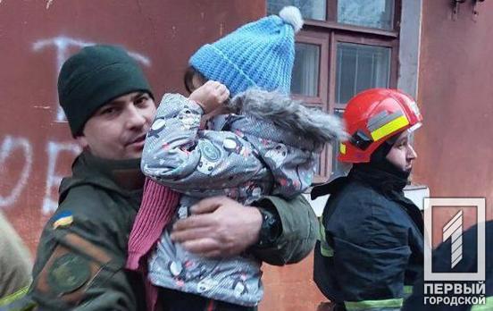 В Кривом Роге во время пожара ГСЧСники помогли выбраться на свежий воздух ребёнку
