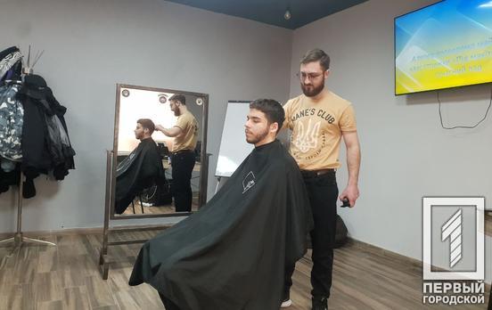В Кривом Роге ученики профтехов имели возможность узнать особенности осовремененных казацких причёсок