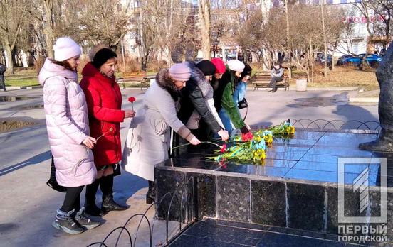 У двох районах Кривого Рогу поклали квіти до пам’ятників полеглих українських воїнів з нагоди Дня Соборності