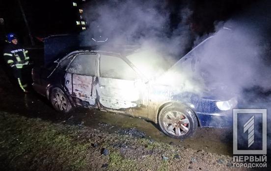 Увечері в одному з районів Кривого Рогу вогонь охопив автомобіль