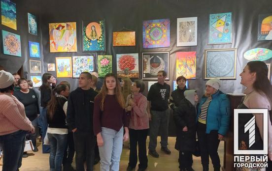 Тысяча картин и кровать: для вынужденных переселенцев, нашедших убежище в Кривом Роге, устроили экскурсию в картинной галерее