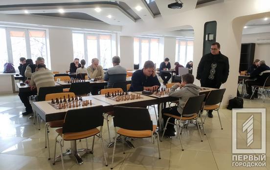 18 ведущих шахматистов Кривого Рога соревнуются за первенство на 72 Чемпионате города среди мужчин