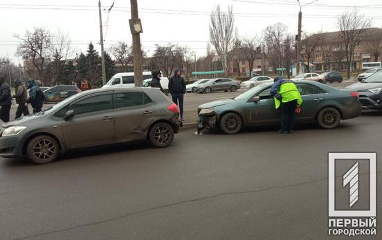 На оживлённом перекрёстке в центре Кривого Рога не разминулись два автомобиля