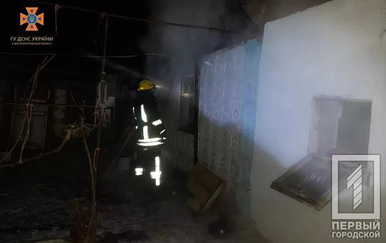 Двічі за ніч рятувальники Кривого Рогу гасили пожежі в приватних домівках