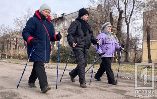 Жители Ингулецкого района Кривого Рога открыли сезон скандинавской ходьбы, чтобы улучшить своё физическое и нравственное самочувствие