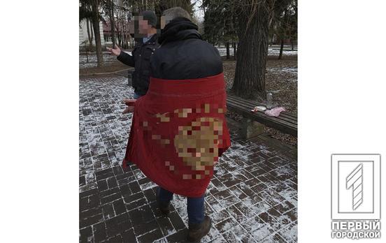 По Кривому Рогу разгуливал мужчина, закутанный во флаг СССР
