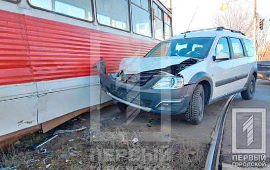 В Кривом Роге автомобиль протаранил трамвай, никто не пострадал