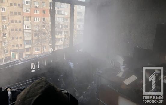 Спасатели Кривого Рога быстро потушили пламя, что бушевало на одном из балконов в многоэтажке