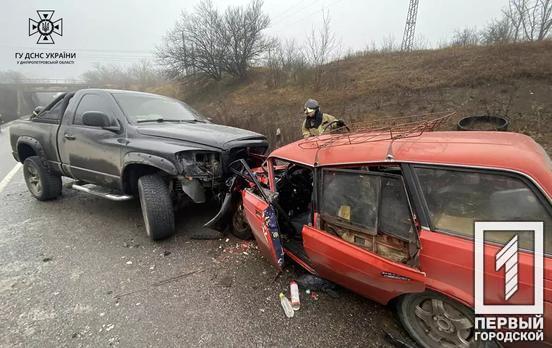 На трассе в Кривом Роге произошла смертельная авария, спасатели достали из искореженной машины бездыханные тела людей