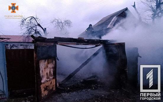 Рано утром в Кривом Роге тушили пожар, возникший внутри двух гаражей на территориях частных домовладений