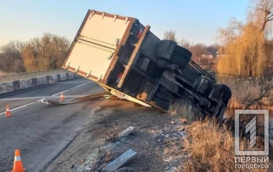 Под Кривым Рогом грузовик слетел с моста, водитель погиб