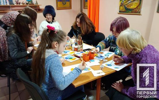 В Кривом Роге проводят мастер-классы для горожан и переселенцев по Петриковской росписи