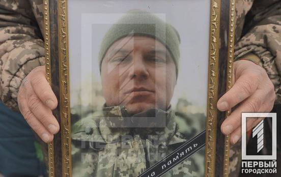 В Кривом Роге провели в последний путь павшего за свободу и независимость Украины гранатомётчика Руслана Бетенина