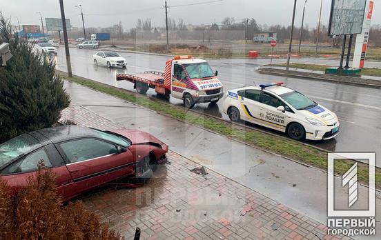 Не удержал руль на мокрой дороге: в центре Кривого Рога водитель влетел в здание магазина