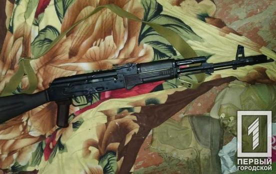 Автомат, гранати та набої: криворізькі правоохоронці знайшли в гаражі містянина зброю та боєприпаси