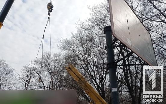Одну из центральных улиц Кривого Рога освободили от габаритной незаконной рекламной конструкции