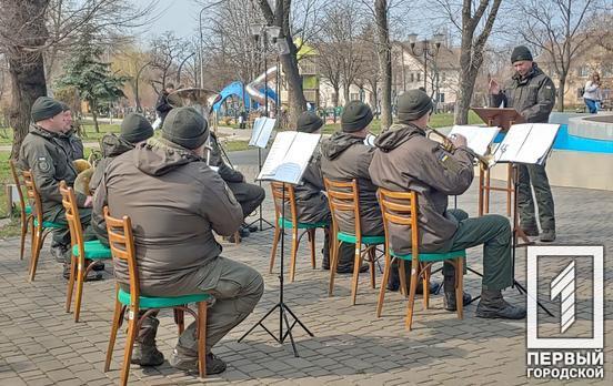 В Кривом Роге к годовщине создания Национальной гвардии Украины устроили концерт военного оркестра под открытым небом