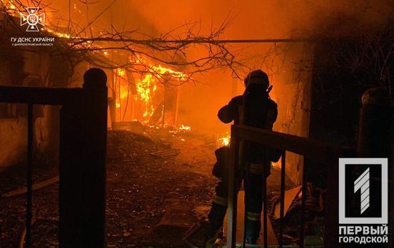 Більше двох годин рятувальники Кривого Рогу гасили вогонь, що спалахнув у житловому будинку й перекинувся на ще одну споруду