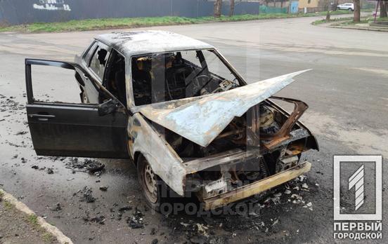 Вночі у Кривому Розі полум’я вщент знищило легковик