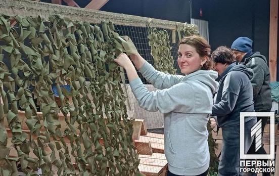 У Кривому Розі бракує рук для плетіння захисних сіток військовим: як допомогти