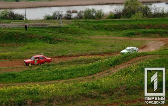 Дрифты и рев моторов: в Кривом Роге каскадеры на автодроме устроили для детей незабываемый гоночный мастер-класс