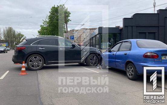 Не поділили дорогу: на перехресті проспекту Миру та Героїв-підпільників у Кривому Розі сталася аварія