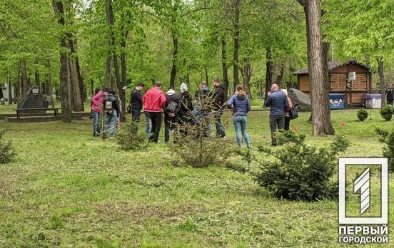 В парке Мершавцева в Кривом Роге неравнодушные горожане высаживали новые деревья и кусты