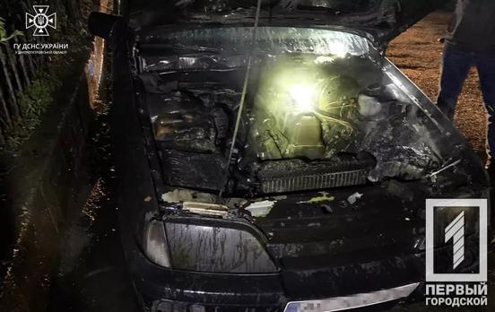 Спасатели Кривого Рога укрощали огонь в горящей легковушке
