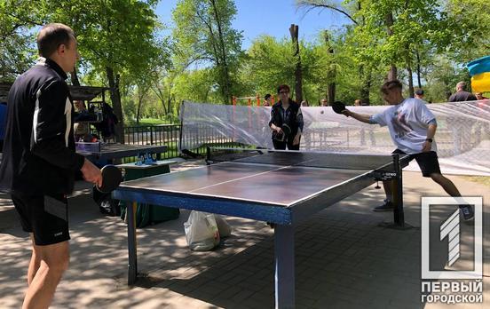 В центральном парке Кривого Рога стартовал юбилейный десятый сезон соревнований по настольному теннису среди любителей