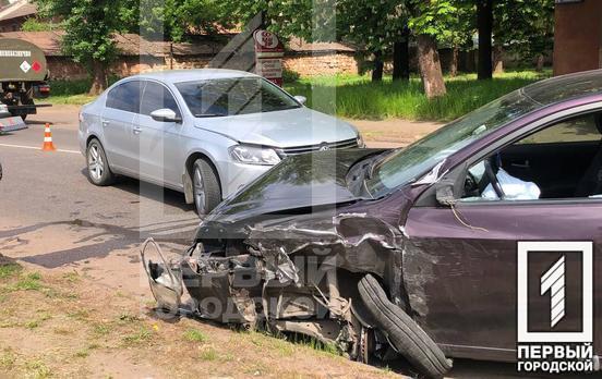 В Кривом Роге произошла тройная авария: столкнулись две легковушки и грузовик