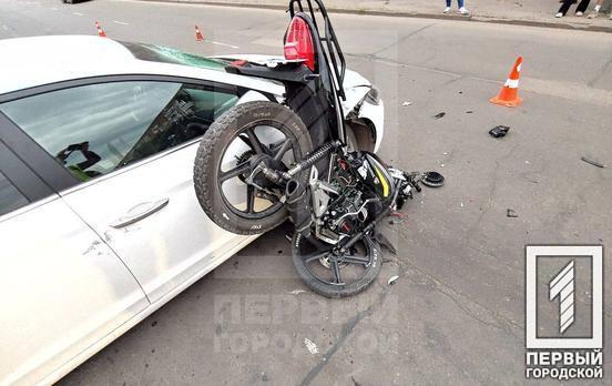 В Кривом Роге травмировался водитель мотоцикла, который влетел в легковушку